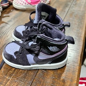 Jordan mid 1’s size 6.